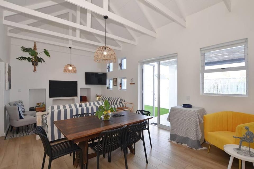 TV and multimedia, Living room, Seating area, Dining area