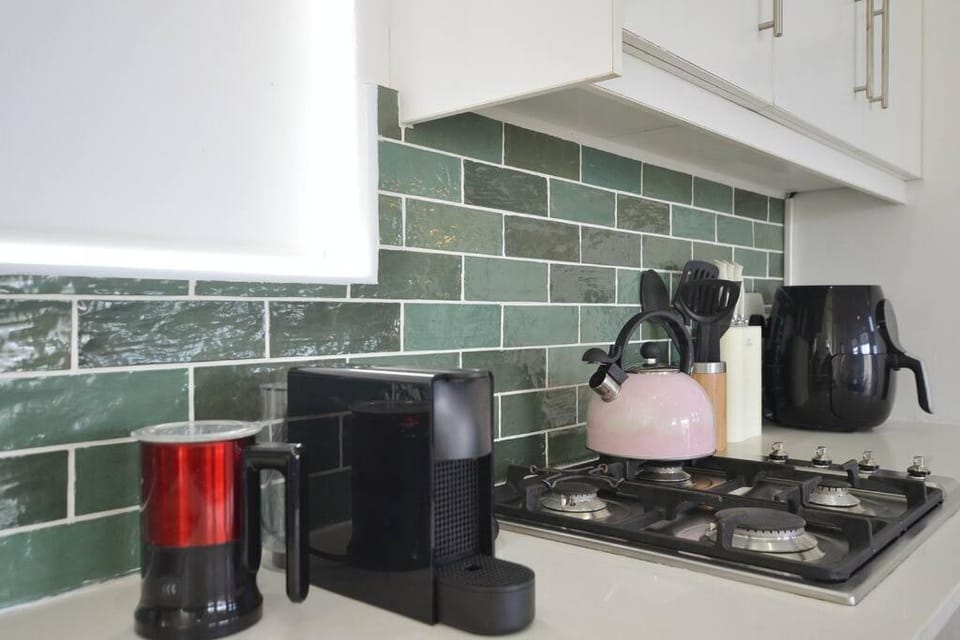 Coffee/tea facilities, Kitchen or kitchenette, stove, toaster