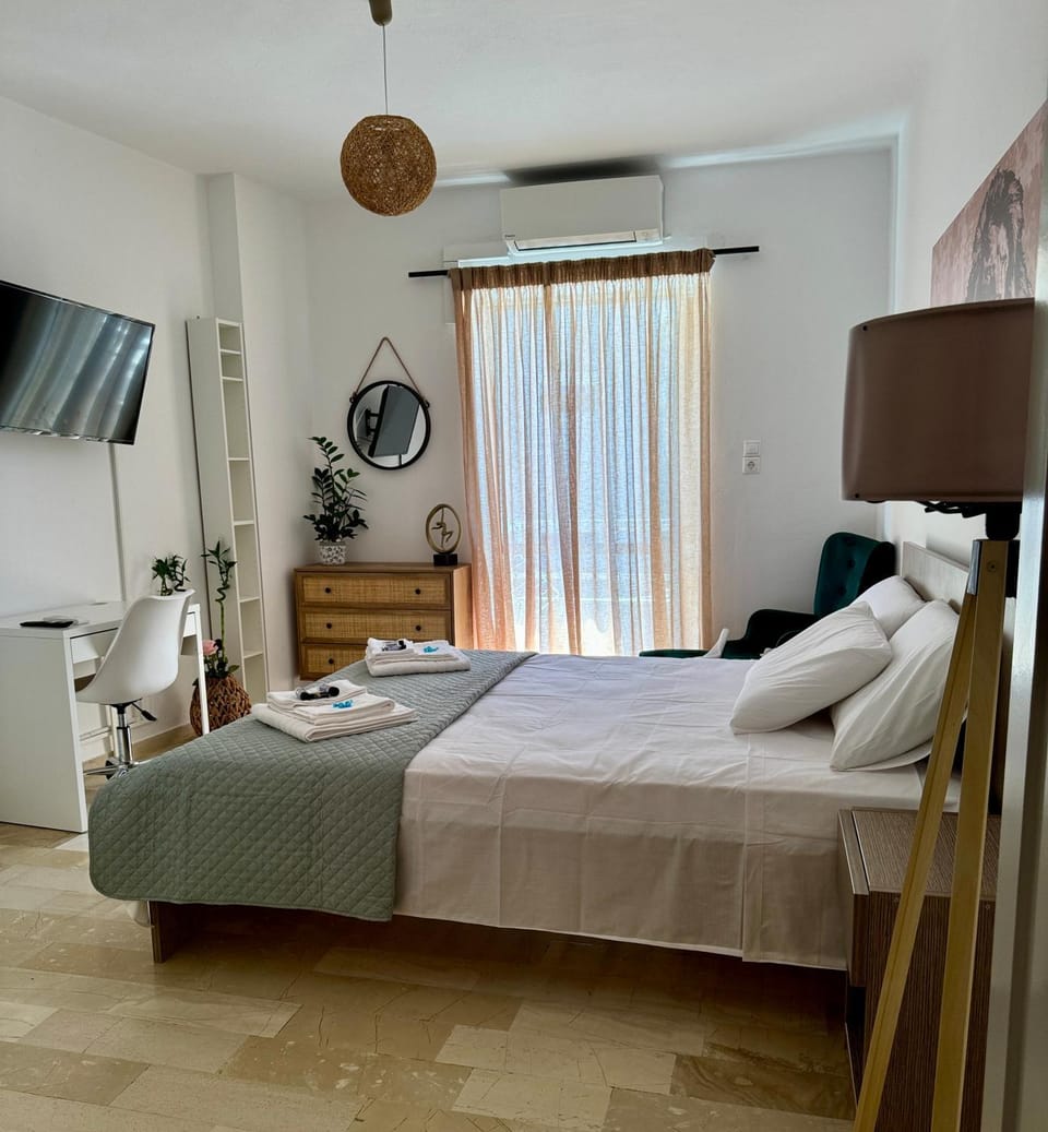 TV and multimedia, Photo of the whole room, Bedroom, towels, air conditioner