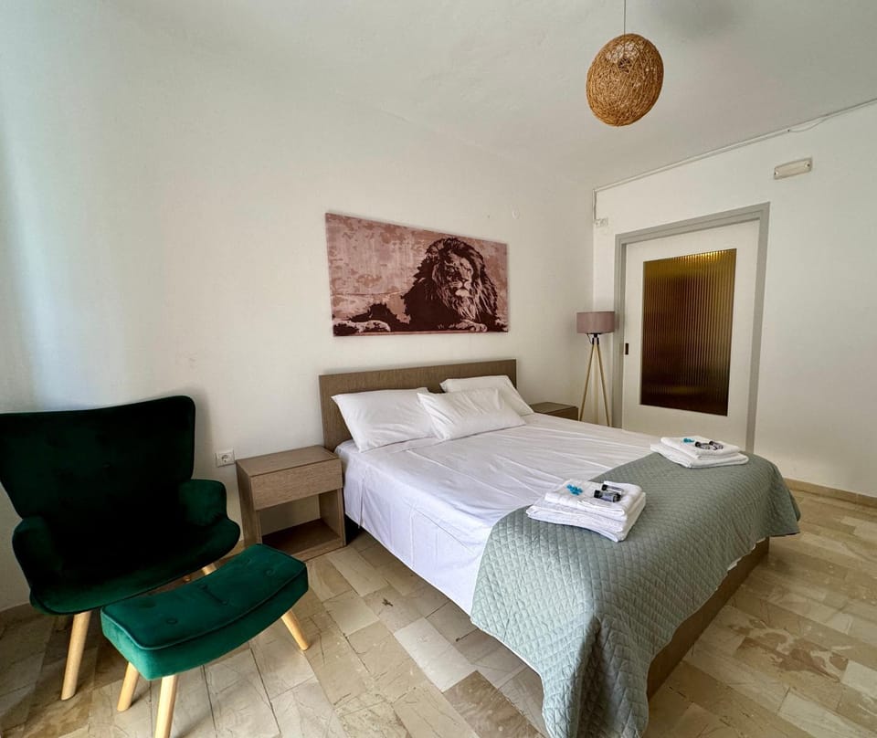 Bed, Bedroom, towels