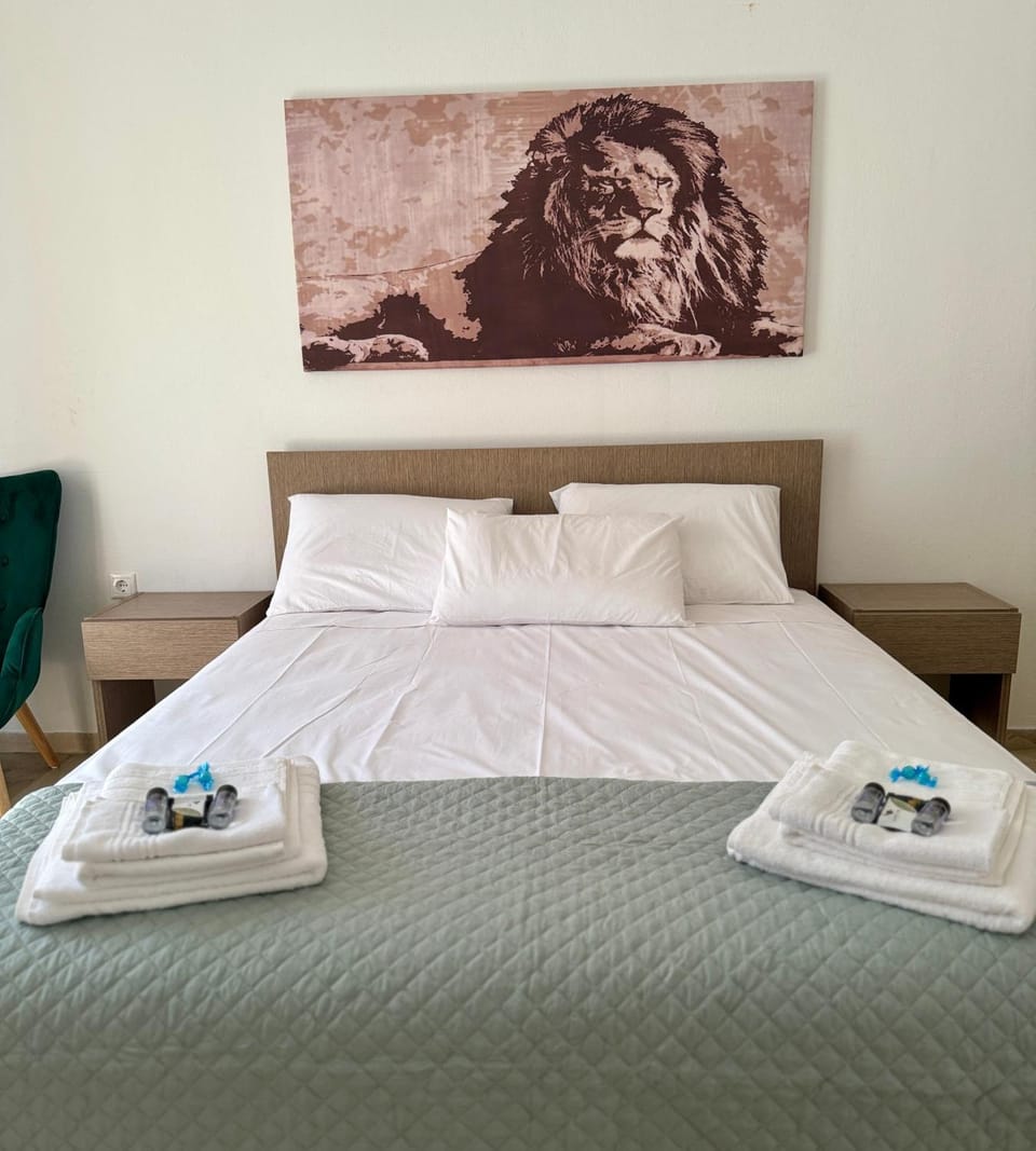 Bed, towels