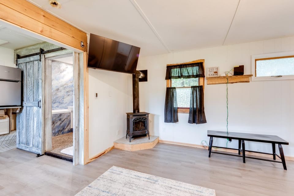 Pet-Friendly Deluxe Cabin F w/ Grill in Hillsgrove Cabin in Pennsylvania