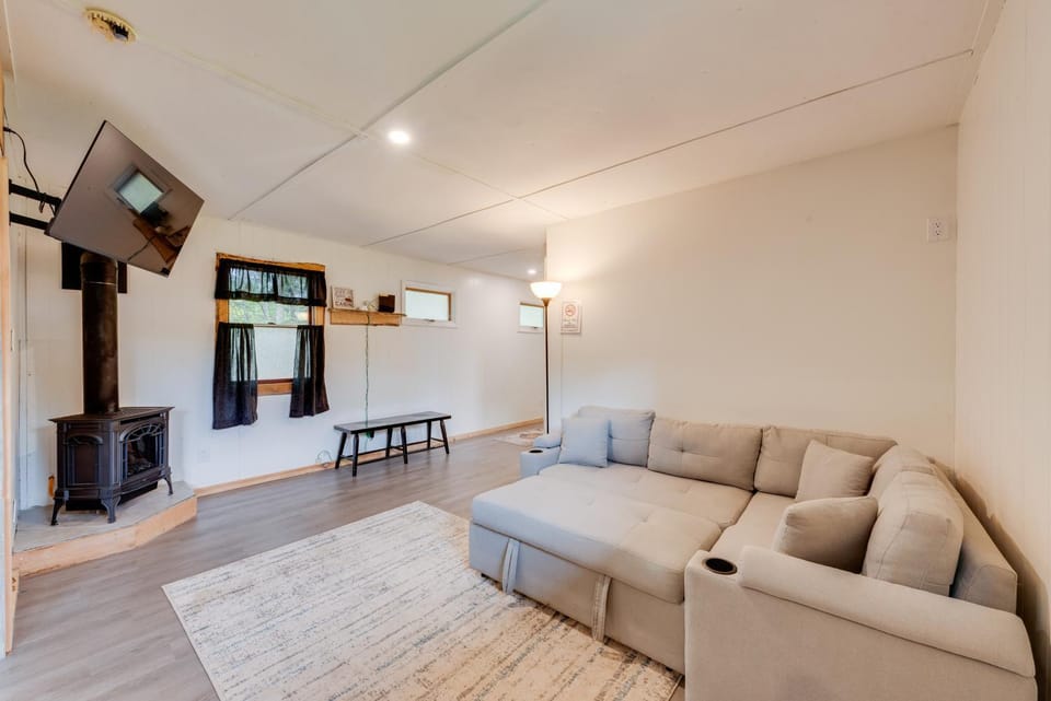 Pet-Friendly Deluxe Cabin F w/ Grill in Hillsgrove Cabin in Pennsylvania