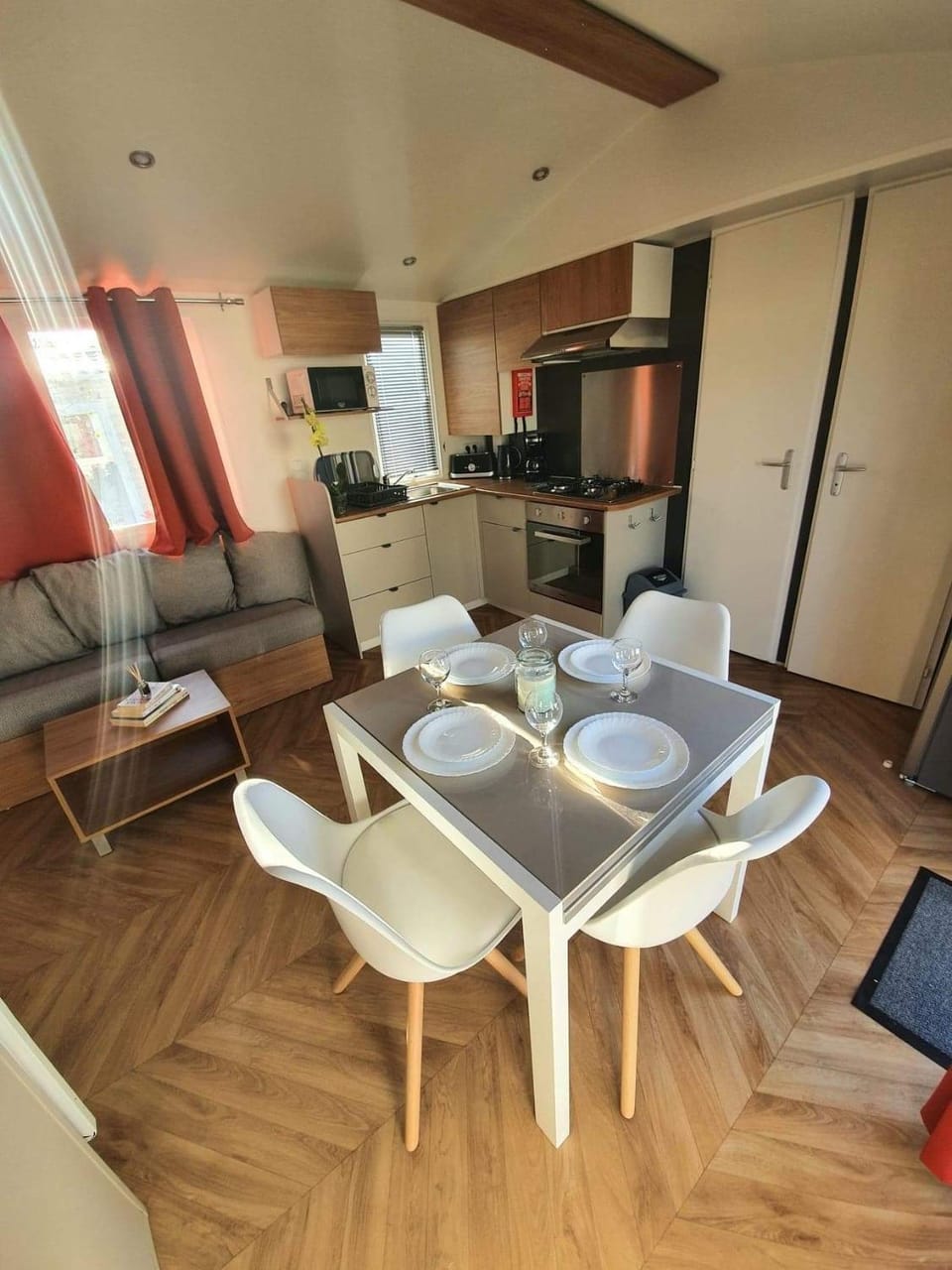 TV and multimedia, Kitchen or kitchenette, Living room, Seating area, Dining area, oven, stove