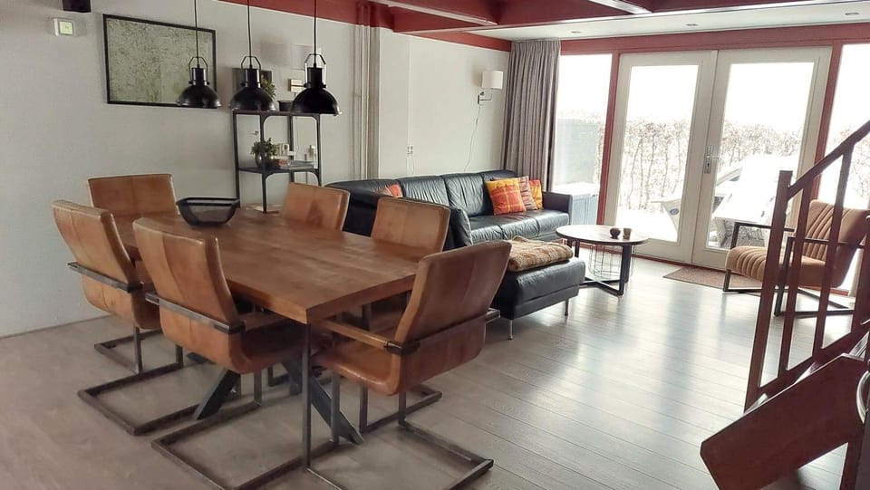 Seating area, Dining area