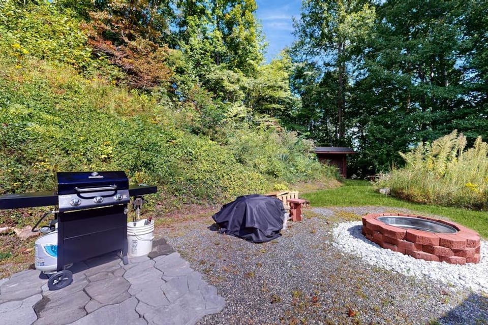 Circle House in the Smoky Mountains House in Swain County