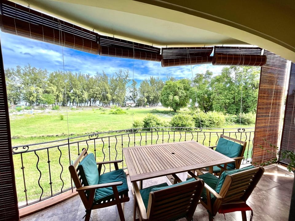 Patio, Day, Garden, View (from property/room), Balcony/Terrace, Dining area, Garden view