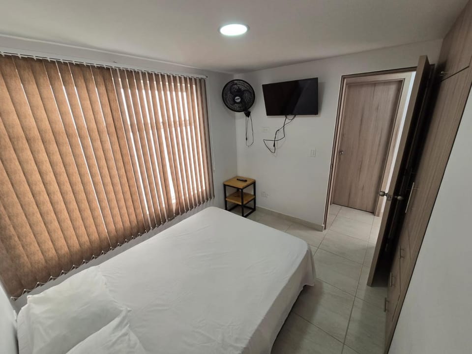 Bed, TV and multimedia, Photo of the whole room, Bedroom