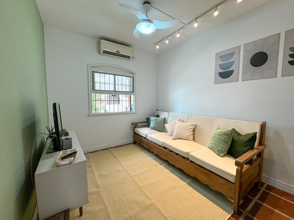 TV and multimedia, Living room, Seating area, air conditioner