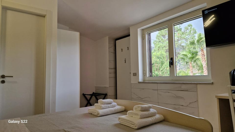 Bed, TV and multimedia, Photo of the whole room, Bedroom, Italian breakfast, towels, air conditioner