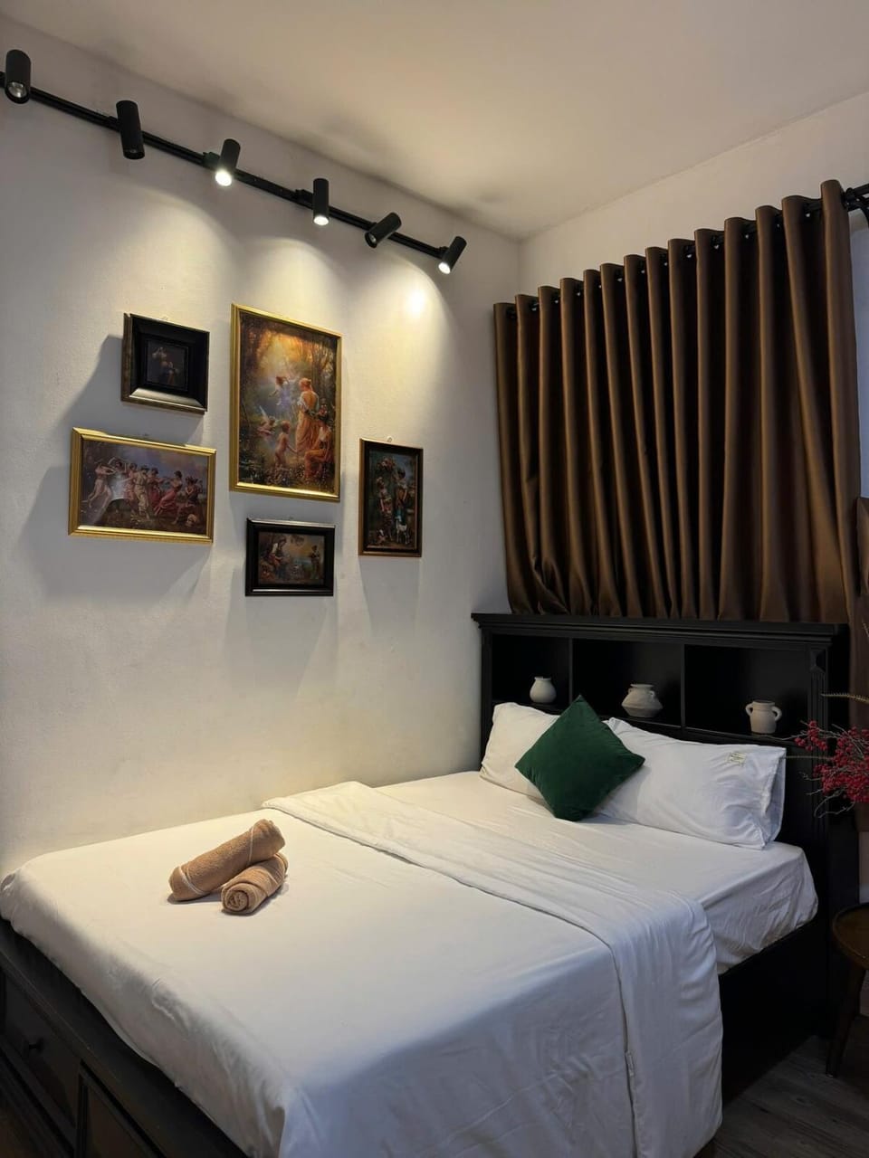 Bed, Bedroom, towels