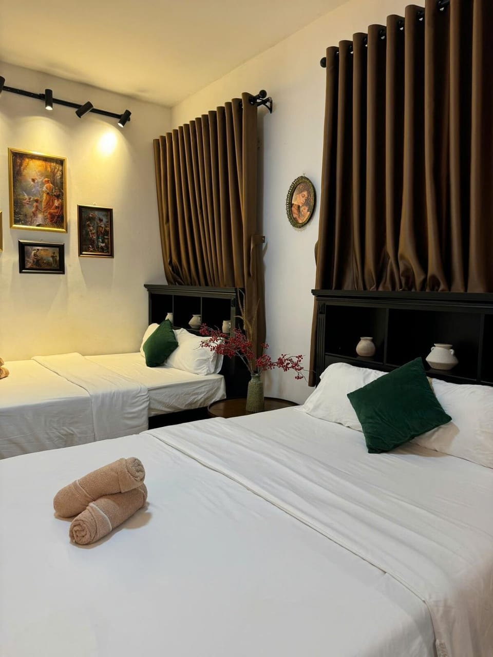 Bed, Photo of the whole room, Bedroom, towels