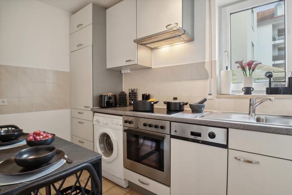 Coffee/tea facilities, Dining area, dishwasher, oven, stove, toaster, washing machine, kitchen