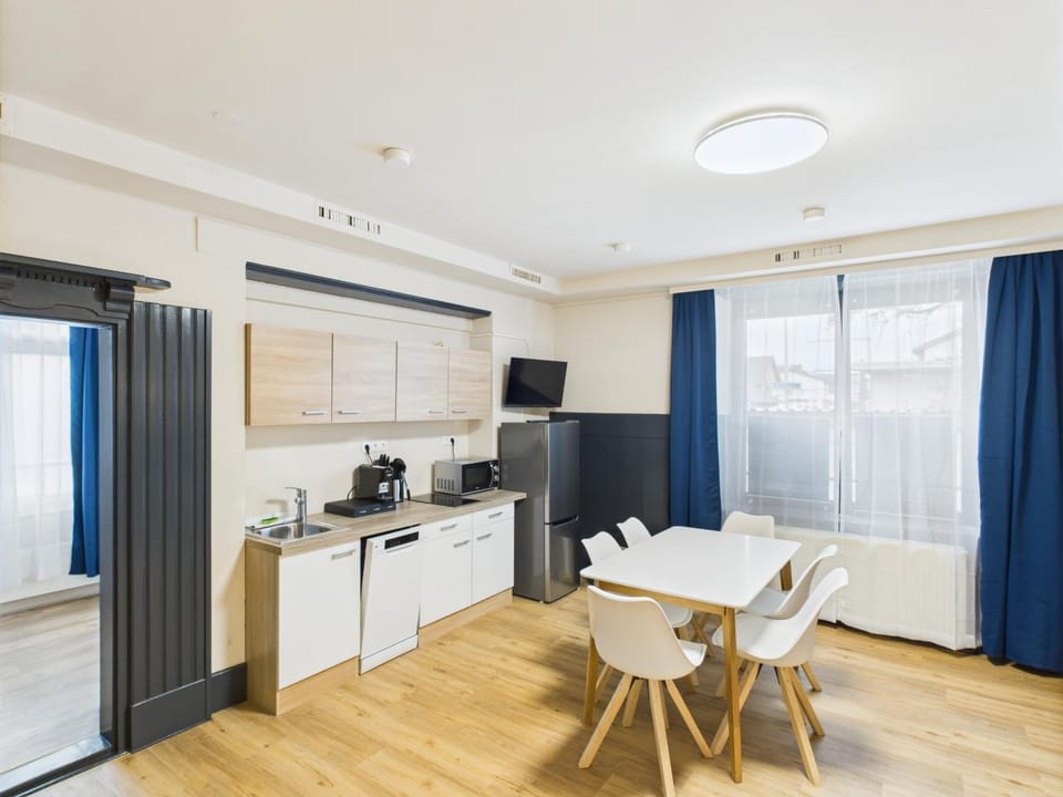 Coffee/tea facilities, Kitchen or kitchenette, Dining area, oven, stove