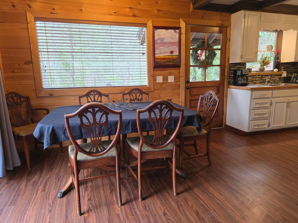 Natural landscape, Coffee/tea facilities, View (from property/room), Kitchen or kitchenette, Seating area, Dining area