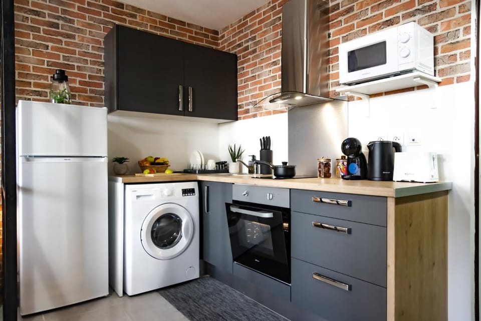 Coffee/tea facilities, Kitchen or kitchenette, oven, stove, toaster, washing machine