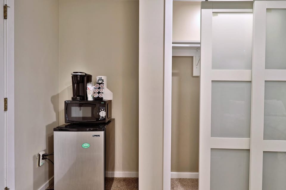 Coffee/tea facilities, microwave