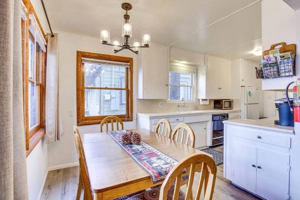 The Twin Pines Chalet, 2 min to Village, BBQ House in Big Bear