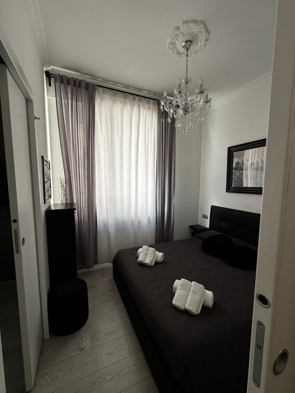 Bed, Photo of the whole room, Bedroom, towels