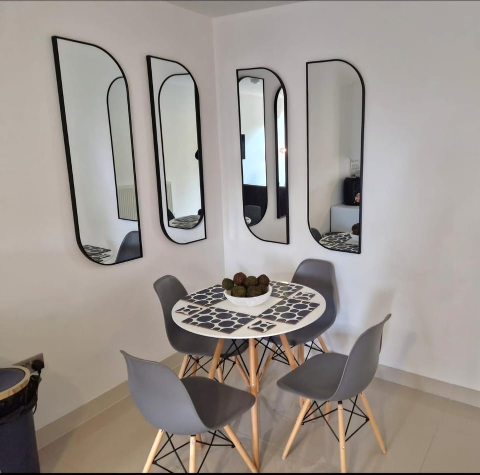 En-suites Suites - Leeds City Retreat with Kitchenette- LGI Hospital- Free 5G WIFI & Netflix- University - Contractors - Short Stays Bed and Breakfast in Leeds