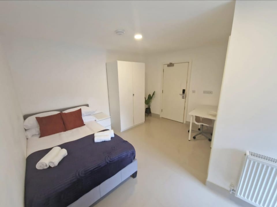 En-suites Suites - Leeds City Retreat with Kitchenette- LGI Hospital- Free 5G WIFI & Netflix- University - Contractors - Short Stays Bed and Breakfast in Leeds