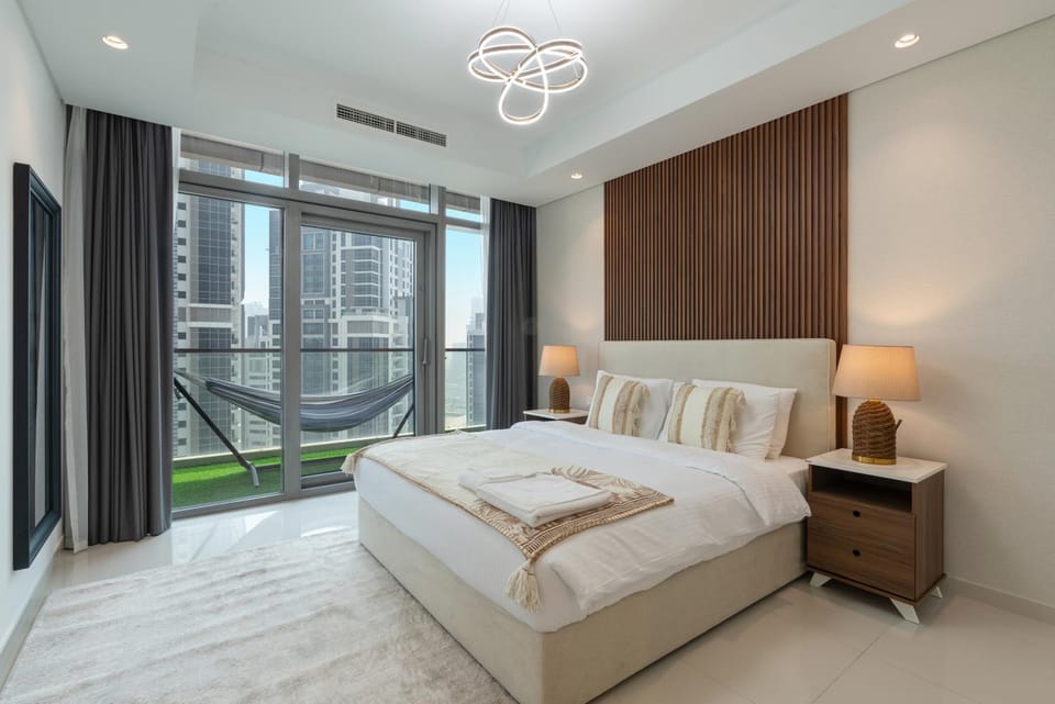 Patio, Bed, View (from property/room), Balcony/Terrace, Photo of the whole room, Bedroom, City view, Landmark view, Swimming pool, furniture, safe, towels