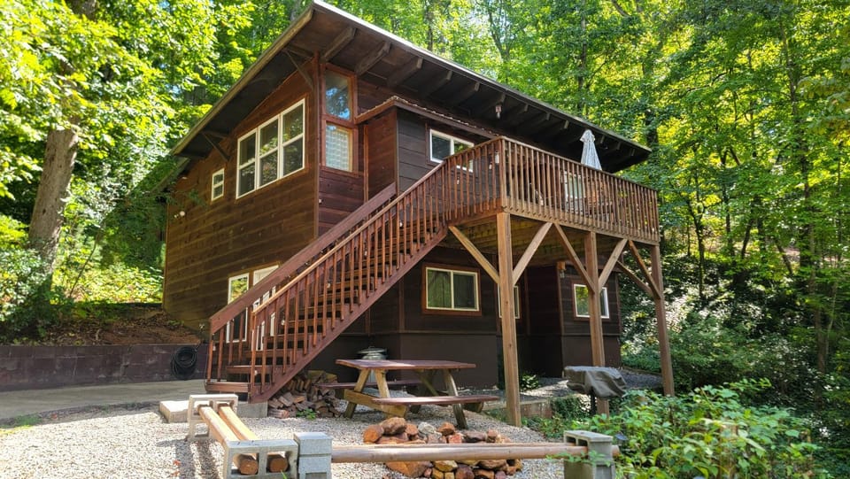 Property building, Patio, Natural landscape, BBQ facilities, Balcony/Terrace, Seating area, Hiking