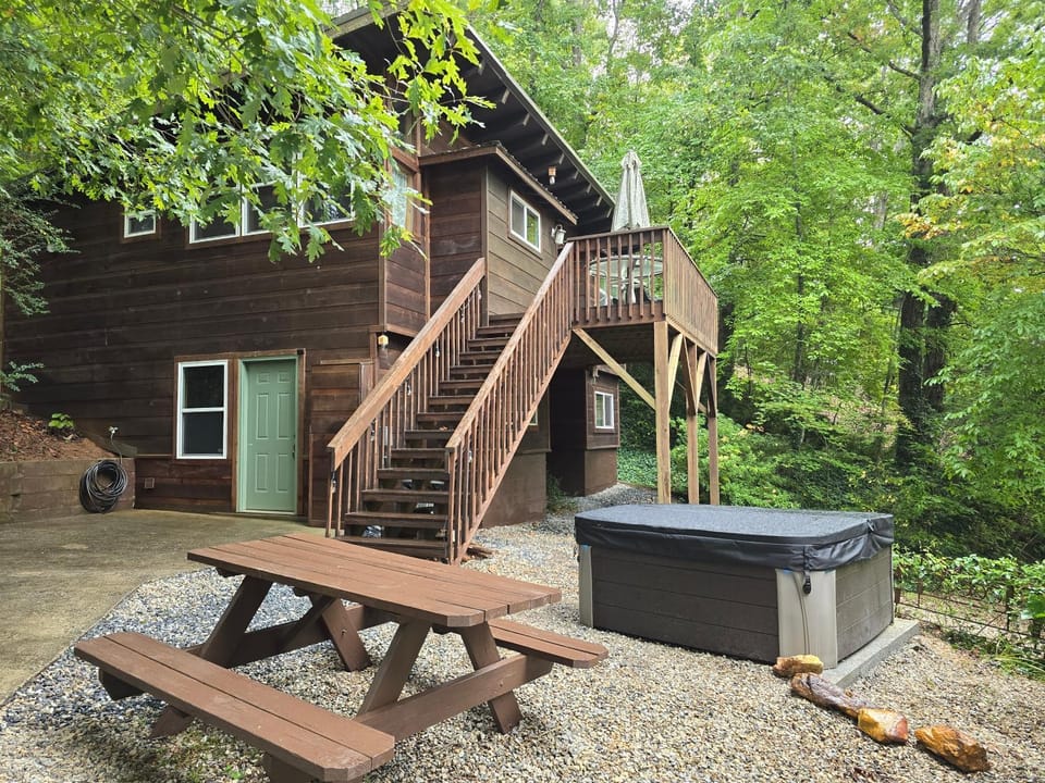 Property building, Patio, Natural landscape, Garden, Hot Tub, Balcony/Terrace