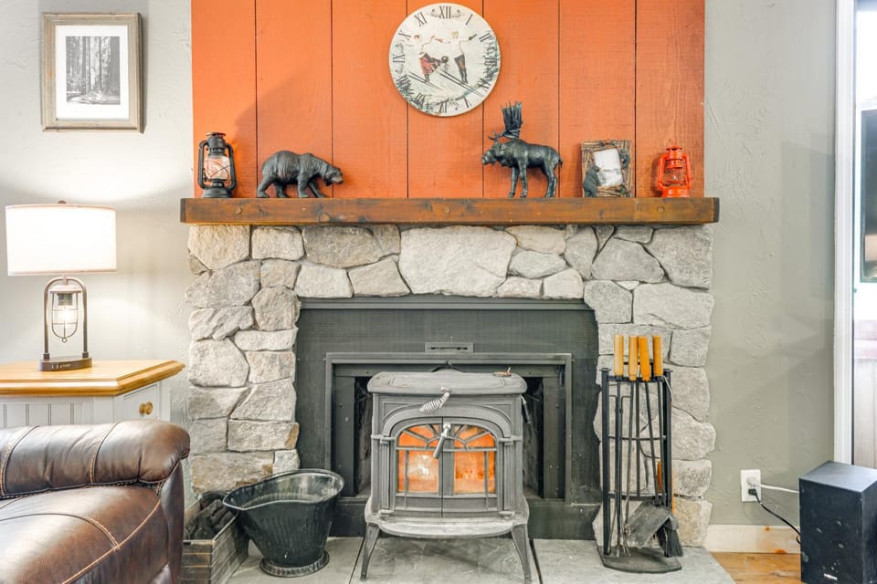 West Dover Townhome: Hot Tub, 2 Mi to Mount Snow! House in West Dover