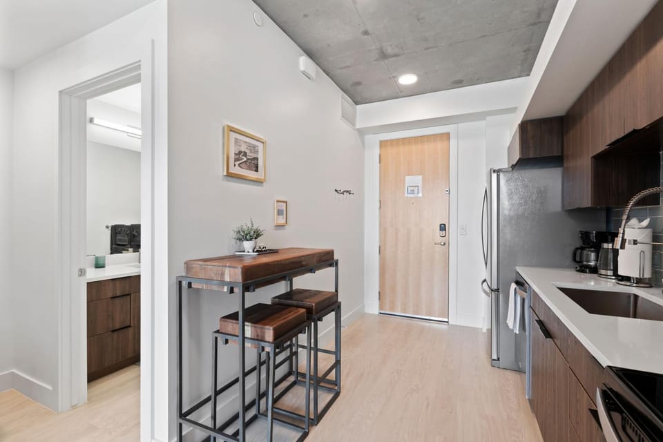 Luxury Delta & SaltPalace-Rooftop Pool,HotTub-Gym Apartment in Salt Lake City