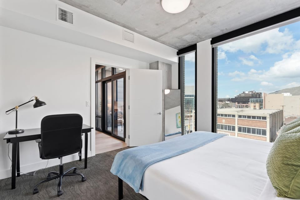 Luxury Delta & SaltPalace-Rooftop Pool,HotTub-Gym Apartment in Salt Lake City