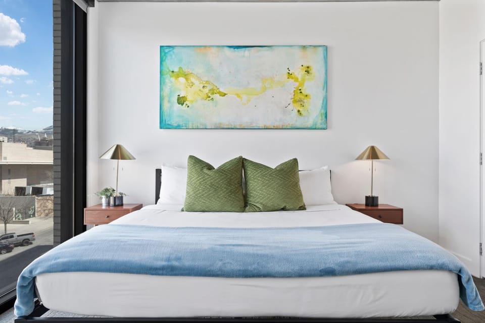 Luxury Delta & SaltPalace-Rooftop Pool,HotTub-Gym Apartment in Salt Lake City