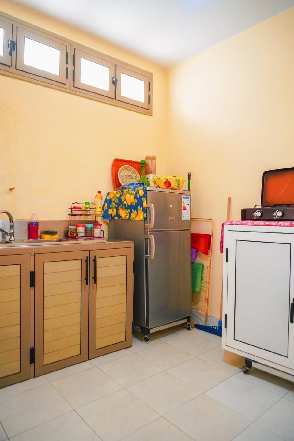 Kitchen or kitchenette, minibar, stove
