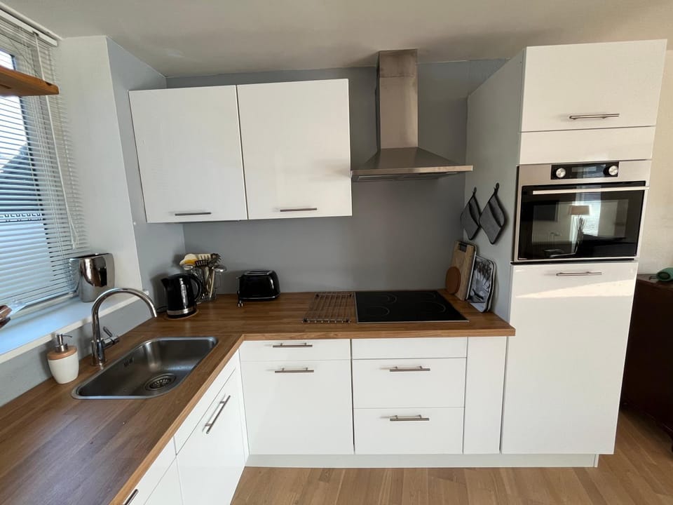 Coffee/tea facilities, Kitchen or kitchenette, dishwasher, oven, stove, toaster