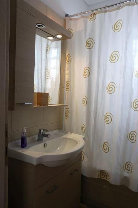 Fly me to the moon! Apartment in Athens