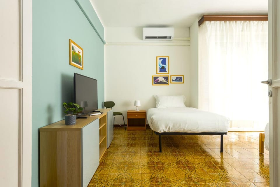 Bed, TV and multimedia, Photo of the whole room, Bedroom, air conditioner