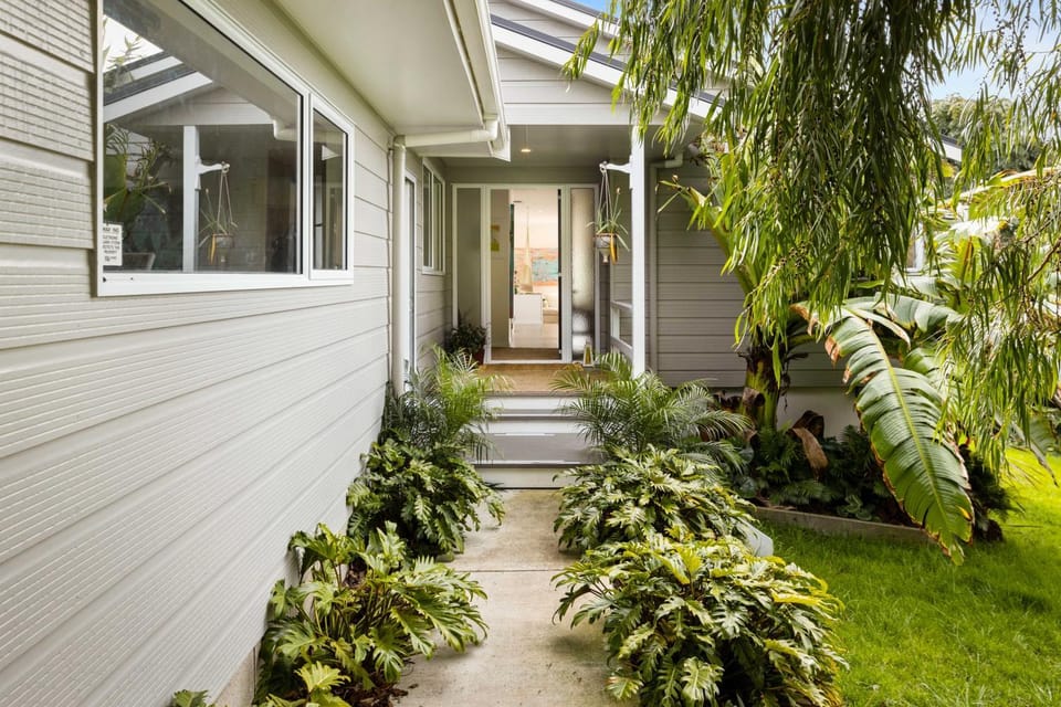 Property building, Facade/entrance, Garden, Garden view