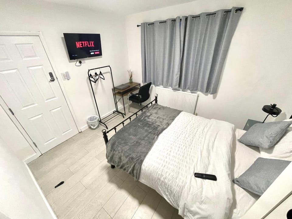 Communal lounge/ TV room, Bed, TV and multimedia, Bedroom