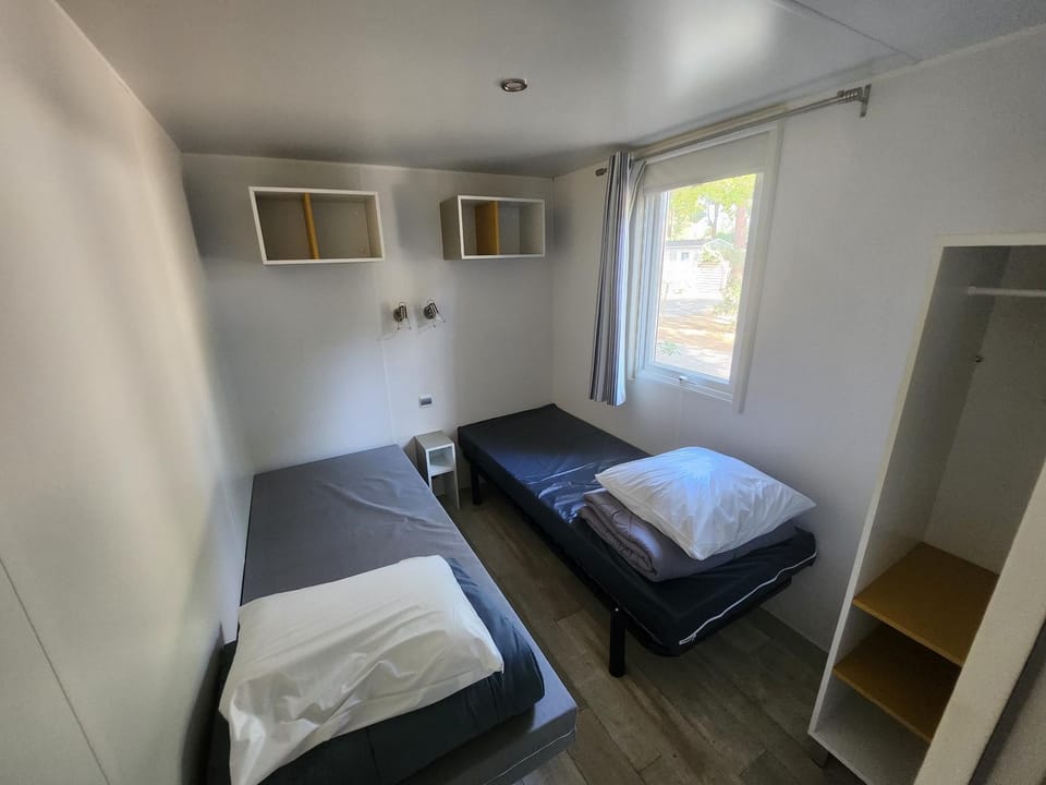Photo of the whole room, Bedroom, air conditioner