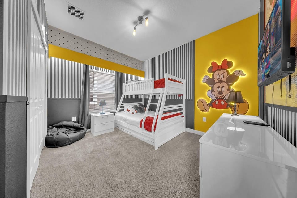 Bed, TV and multimedia, Photo of the whole room, Bedroom