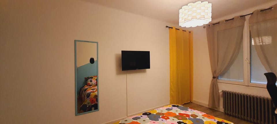 TV and multimedia, Photo of the whole room, Bedroom