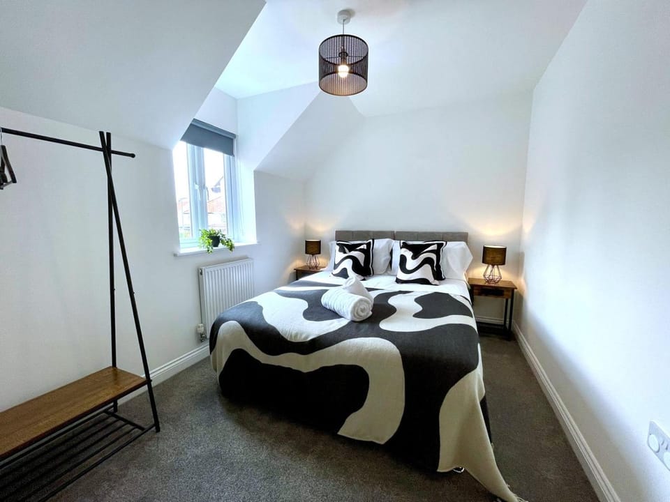 Bed, Photo of the whole room, Bedroom, towels
