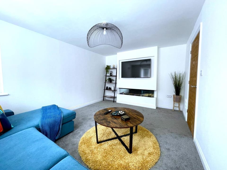 Communal lounge/ TV room, TV and multimedia, Living room, Seating area, Evening entertainment
