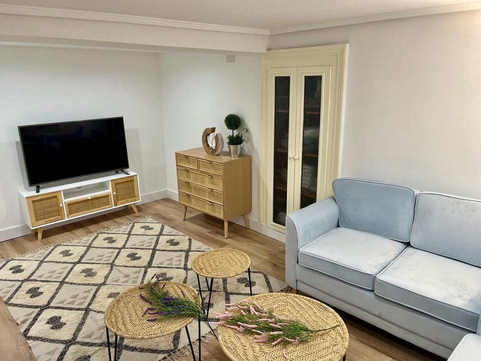 Communal lounge/ TV room, TV and multimedia, Living room, Seating area, Evening entertainment