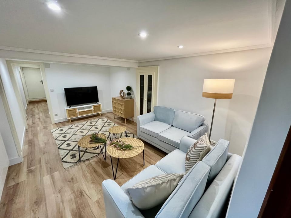 Communal lounge/ TV room, TV and multimedia, Living room, Seating area, Evening entertainment
