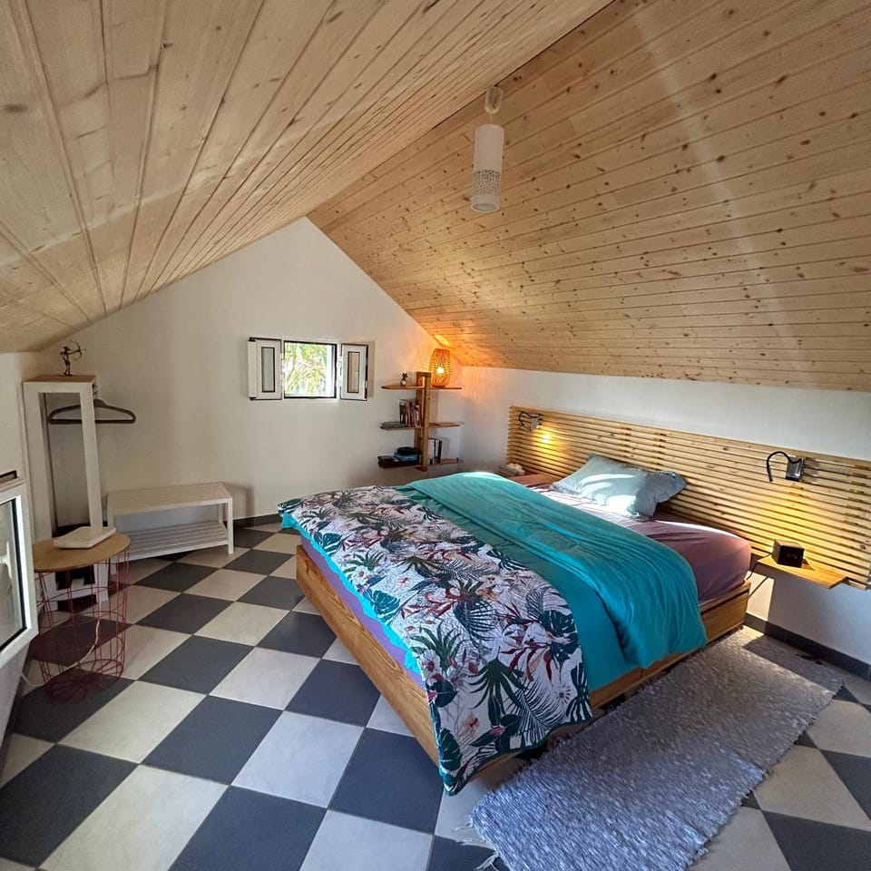 Bed, Photo of the whole room, Bedroom