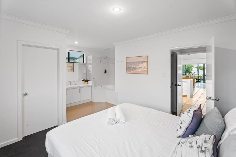 Blue Haven Townhouse - Beachside Retreat with Pool Access House in Margaret River