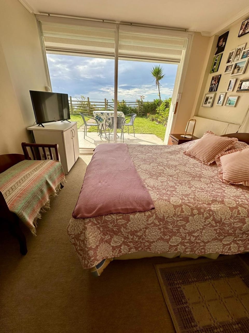 Bed, TV and multimedia, Balcony/Terrace, Photo of the whole room, Bedroom