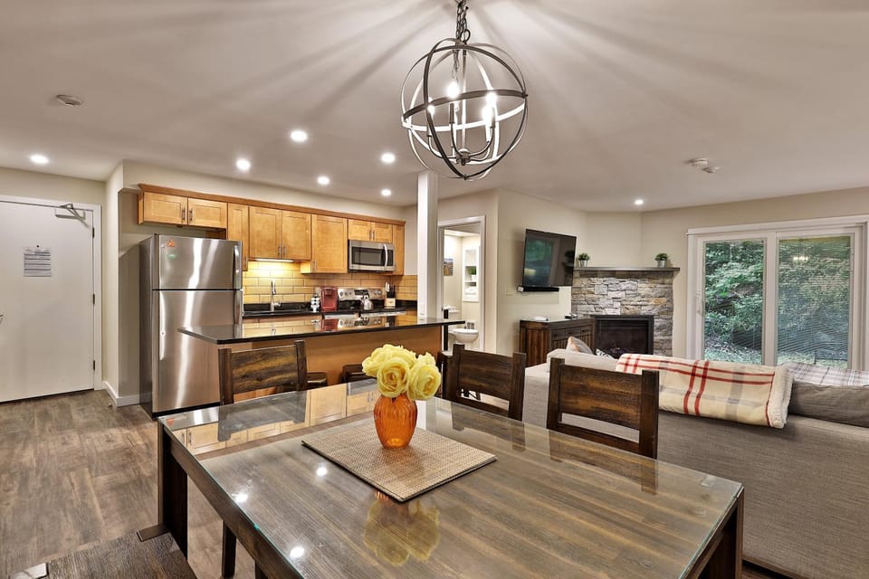 Kitchen or kitchenette, Living room, Dining area