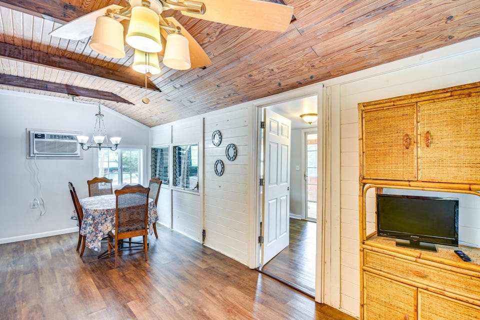 Cozy Cottage w/ Deck: Walk to Lake of the Ozarks! House in Lake of the Ozarks